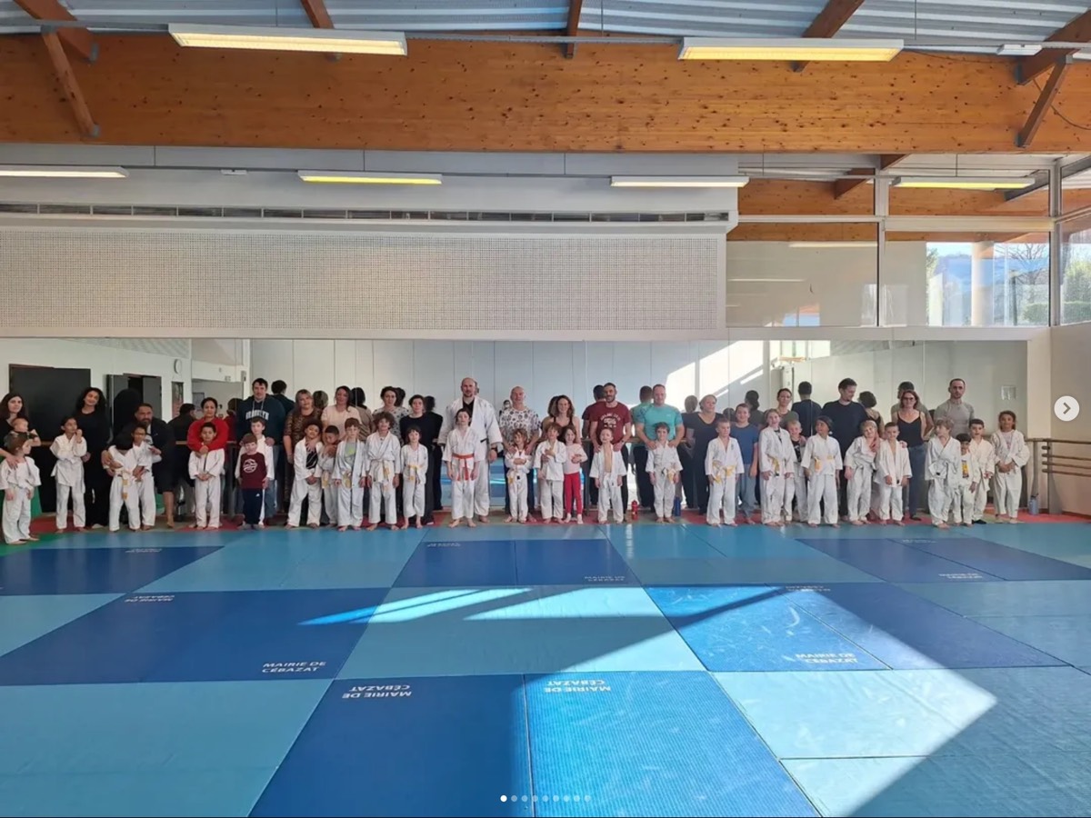 Groupe de judokas et de familles réunis dans le dojo